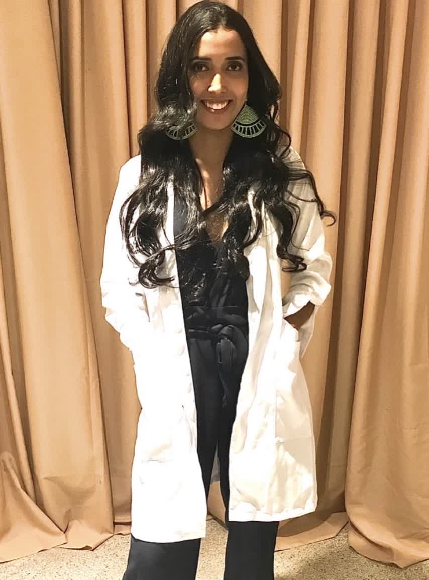 Ana Luiza Araújo de jaleco